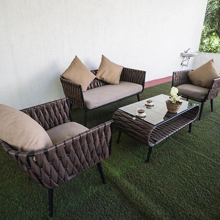 Ferienwohnung The White House Opp Park Hyatt Chennai Exterior foto